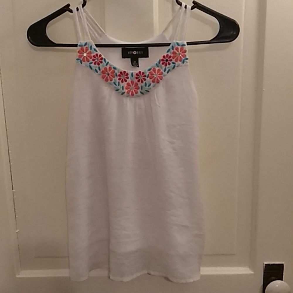 Amy Byer White Flowered Tank, Medium